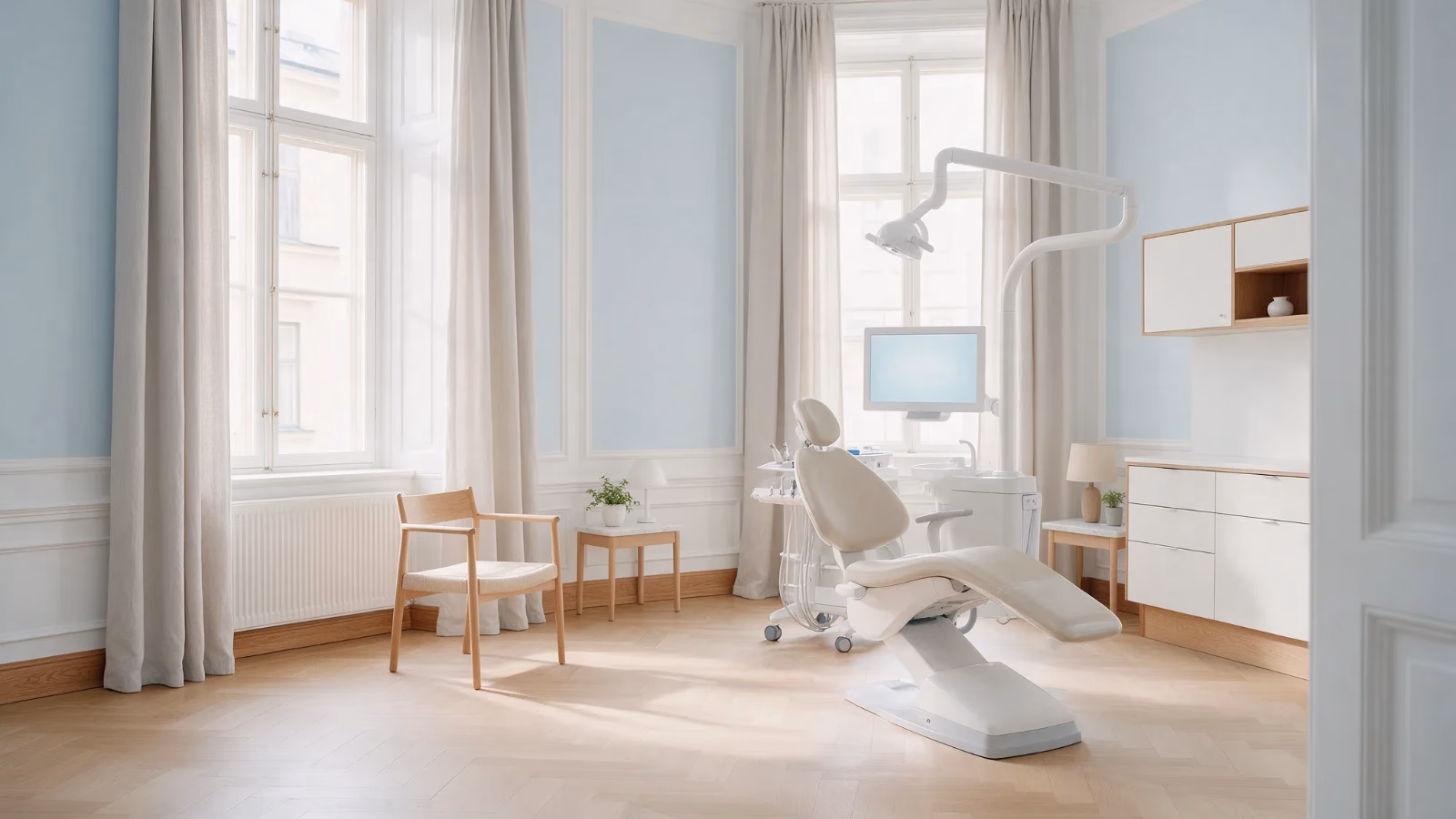 Ljust behandlingsrum hos StureDental med dagsljus från höga fönster