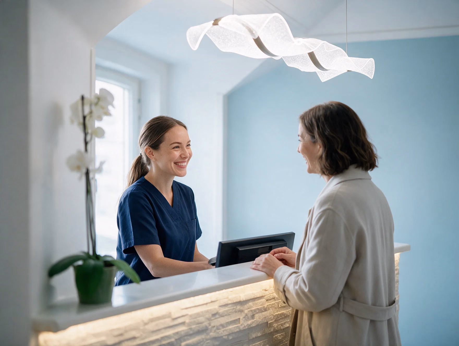 Patient välkomnas i receptionen hos StureDental