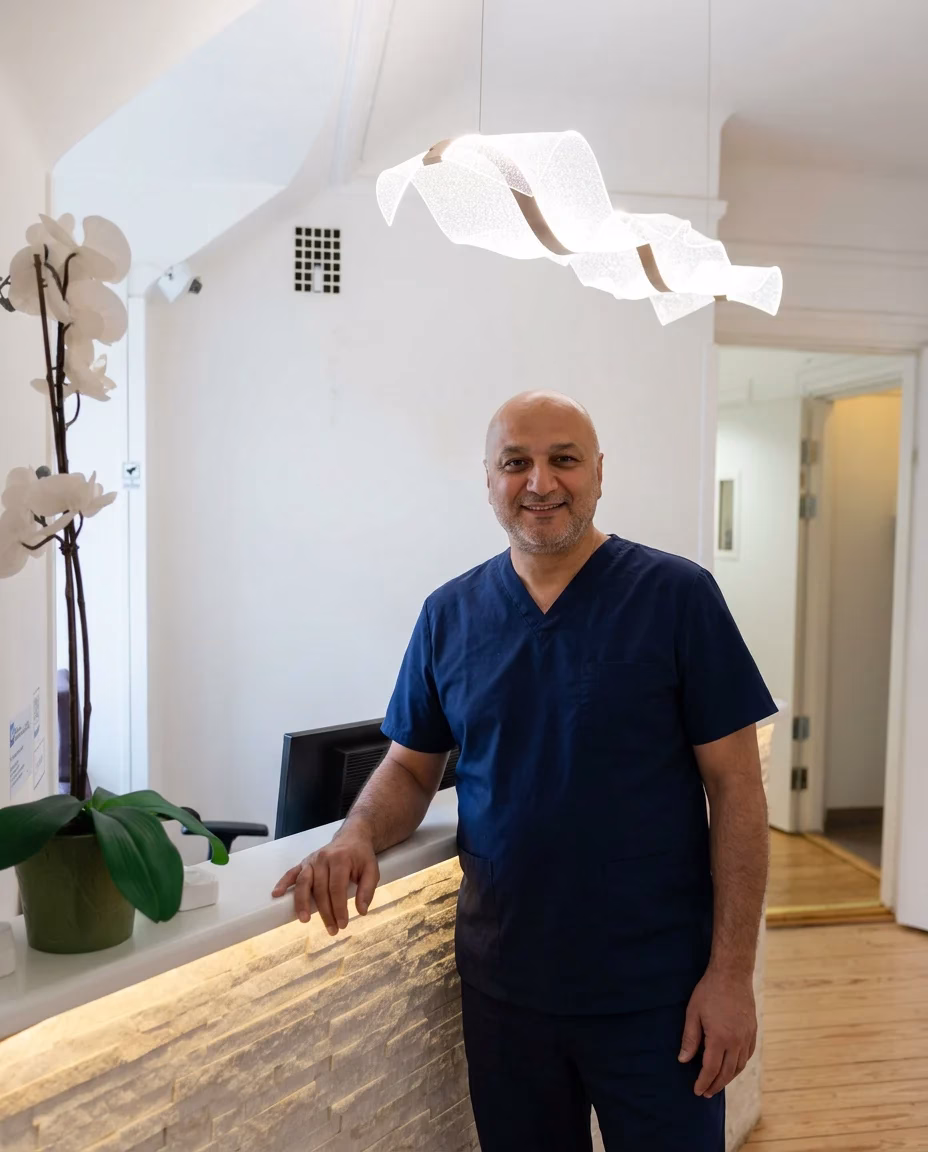 Wael Ghabro, klinikchef och tandläkare, i receptionen